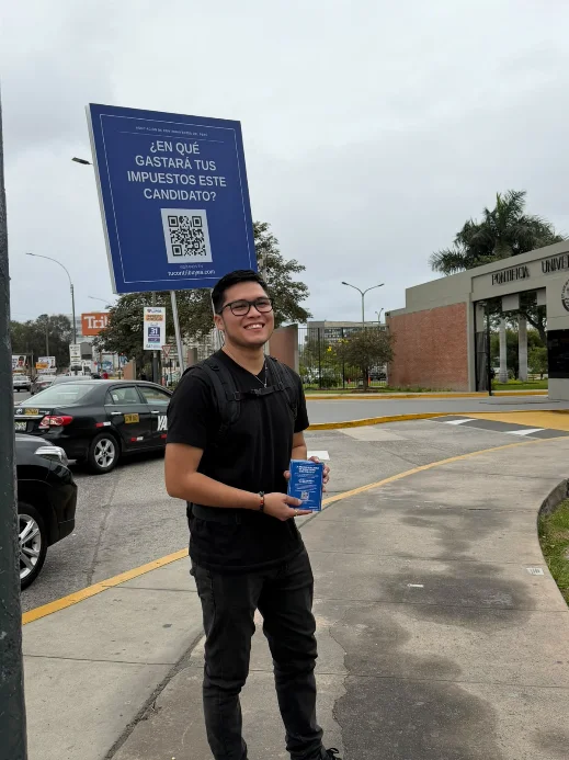 Voluntario con el cartel: ¿en qué gastará tus impuestos este candidato?